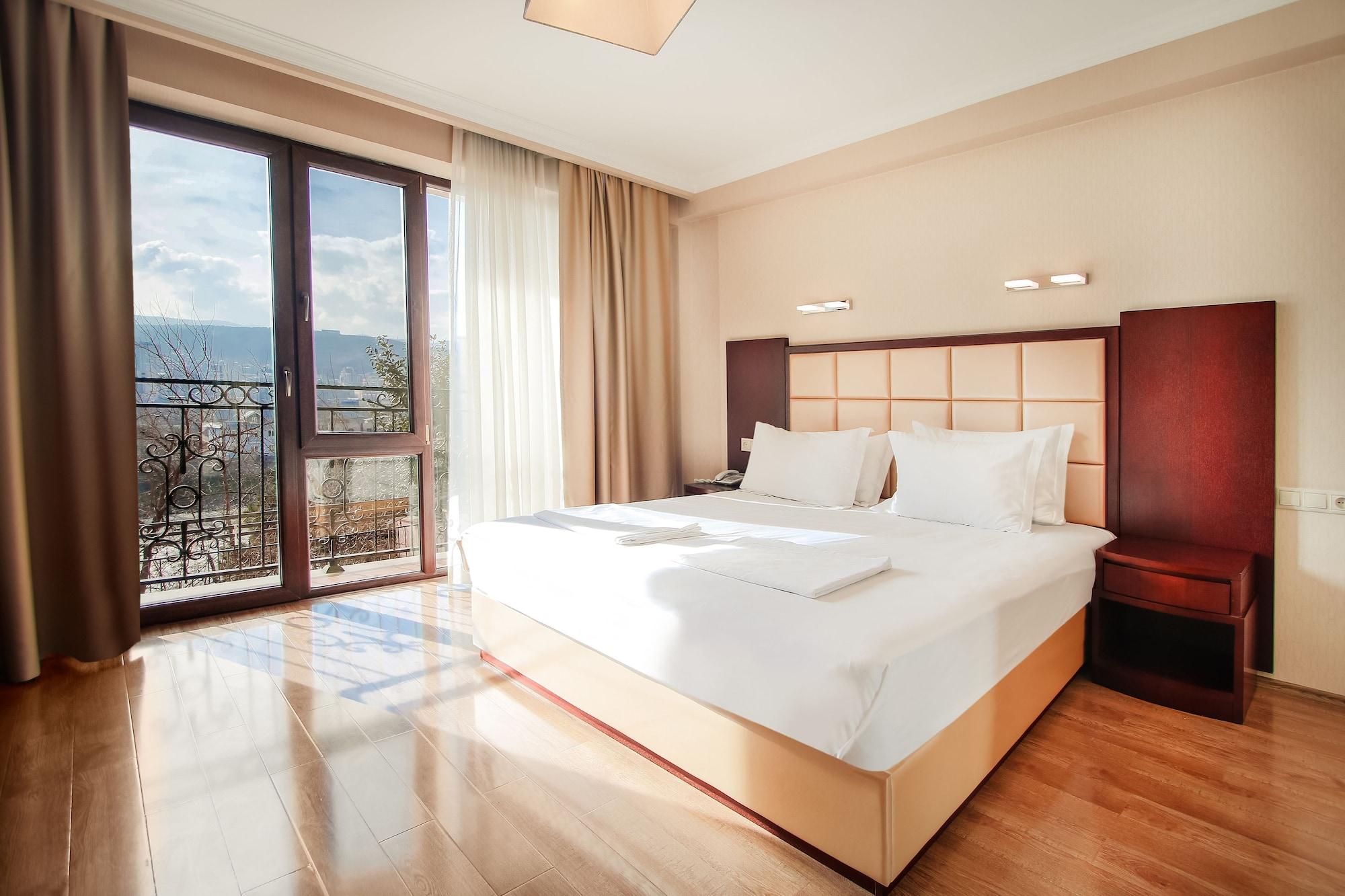 Gtm Plaza Hotel Tbilisi Exterior foto