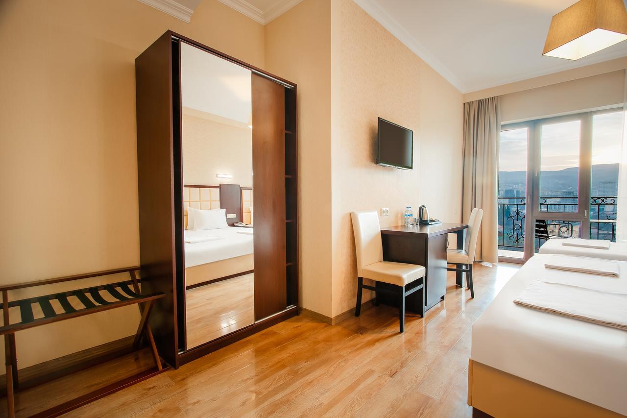 Gtm Plaza Hotel Tbilisi Exterior foto