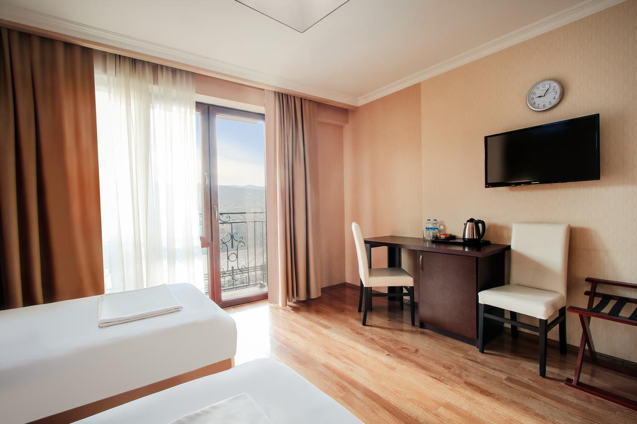 Gtm Plaza Hotel Tbilisi Exterior foto